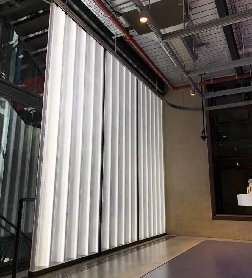 英国伦敦牛津街阿迪达斯旗舰店U型玻璃